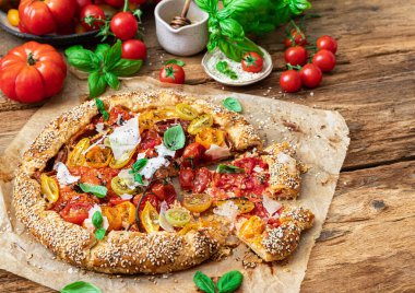 Ev yapımı sebze turtası renkli domatesler, ricotta peyniri ve taze fesleğenli..