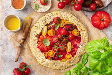 Ev yapımı sebzeli turta galeti renkli domatesler, ricotta peyniri ve taze fesleğenli.