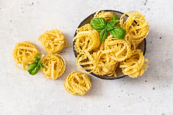 Italiaanse Pasta Tagliatelle Witte Achtergrond — Stockfoto