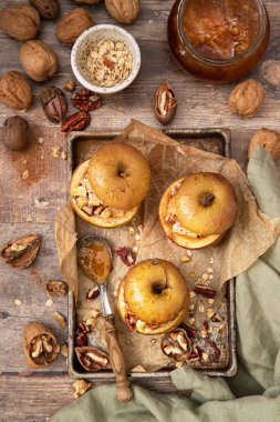  Elmalar süzme peynir, ceviz, bal ve tarçın. Sağlıklı beslenme