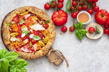 Ev yapımı sebze turtası renkli domatesler, ricotta peyniri ve taze fesleğenli..