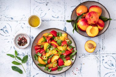 Domatesli ve nektarlı taze baharatlı salata.