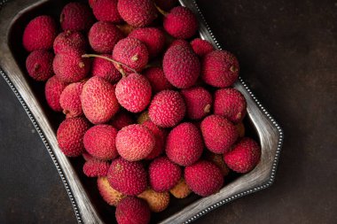 Taze organik liçi (Litchi meyvesi) ve kase