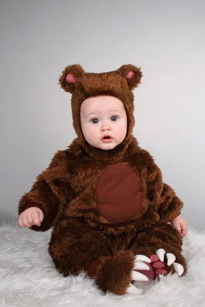 Dítě v medvěd obleku Stock Snímky