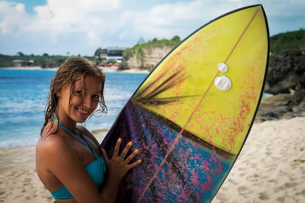 Hermosa joven con tabla de surf en la playa — Foto de Stock
