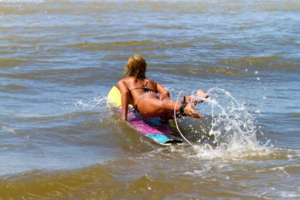 Bella ragazza con tavola da surf in spiaggia — Foto Stock