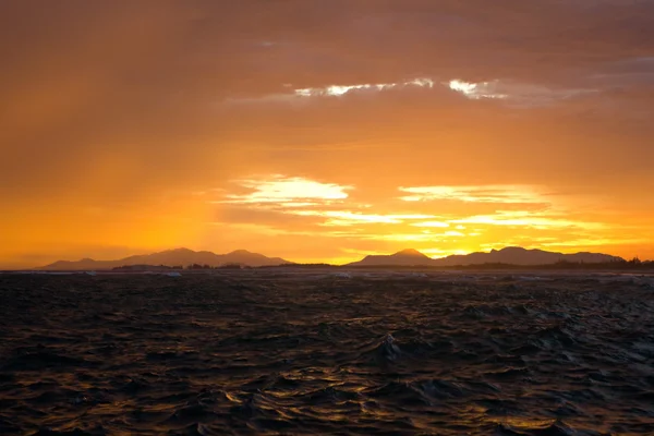 Solnedgång på stranden — Stockfoto