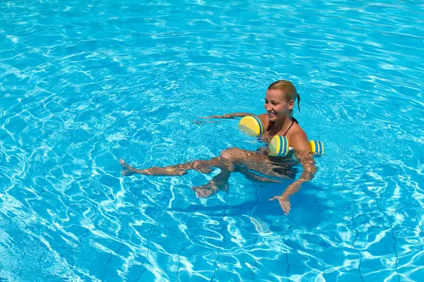 Mulher está envolvida aqua aeróbica na água — Fotografia de Stock