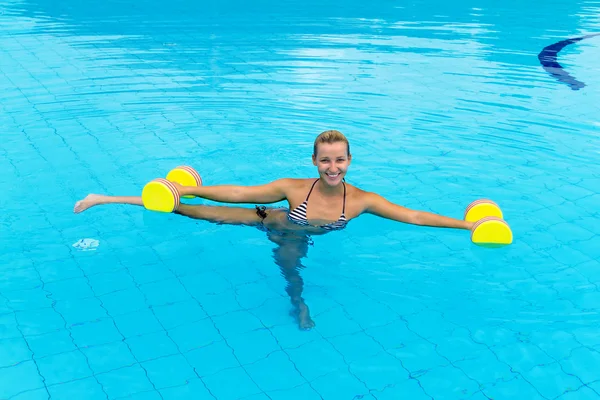 Mujer se dedica aqua aeróbic en el agua — Foto de Stock