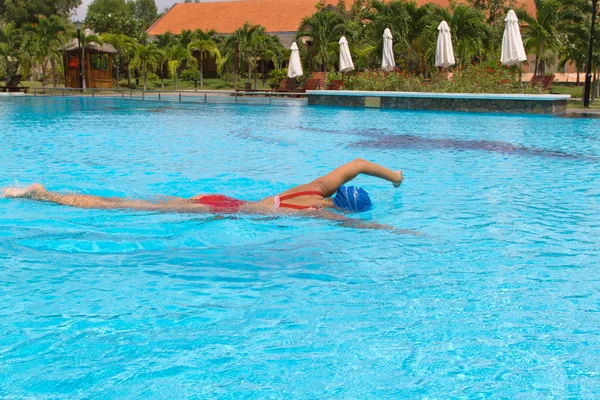 Mujer nada estilo libre en la piscina — Foto de Stock