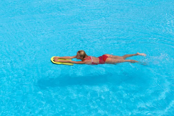 Zwemmer tijdens de training met de Raad van bestuur van polyfoam om te zwemmen — Stockfoto