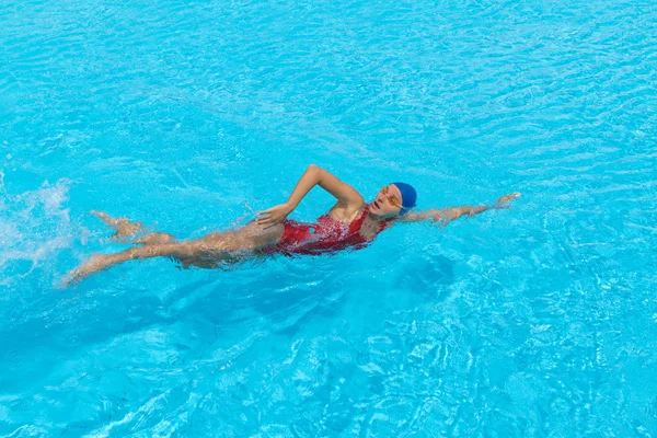 Mujer nada estilo libre en la piscina —  Fotos de Stock