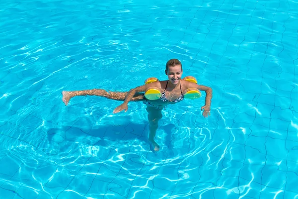 Mulher está envolvida aqua aeróbica na água — Fotografia de Stock