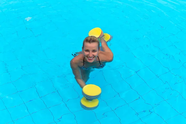 La donna è impegnata aqua aerobics in acqua — Foto Stock