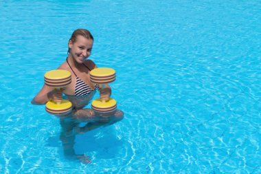 su meşgul aqua aerobik kadındır