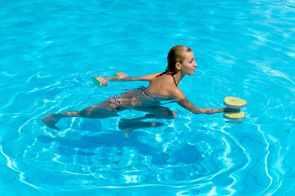 Mulher está envolvida aqua aeróbica na água — Fotografia de Stock