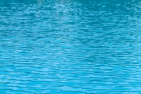 Agua azul rasgada en la piscina — Foto de Stock