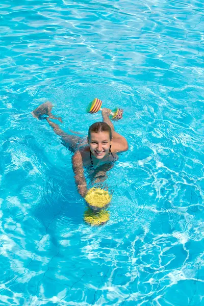 Mulher está envolvida aqua aeróbica na água — Fotografia de Stock