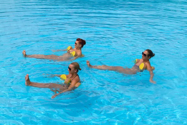 Aqua dumbbell ile egzersiz yaparak mutlu aktif fitness insanlar — Stok fotoğraf