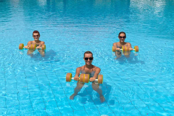 Gente activa feliz de la aptitud haciendo ejercicio con la mancuerna del aqua — Foto de Stock