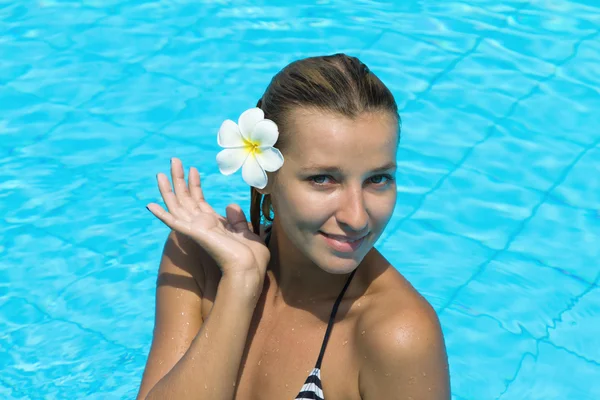 Ung kvinna avkopplande i vattnet. swimmingpool. sommar. — Stockfoto