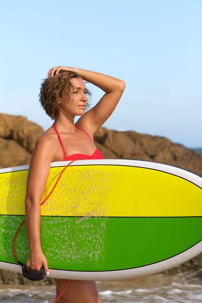 Szép szexi fiatal nő szörfös lány, bikini fehér szörf a strandon — Stock Fotó