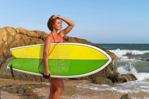 Hermosa mujer joven surfista sexy chica en bikini con tabla de surf blanca en una playa — Foto de Stock