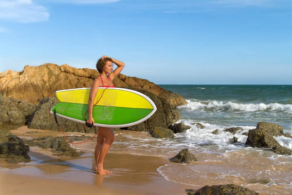 Bella ragazza sexy surfista ragazza in bikini con tavola da surf bianca su una spiaggia — Foto Stock