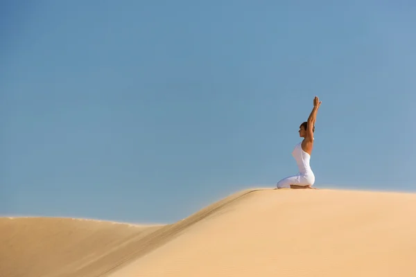 Meditație yoga pe plajă, corp feminin sănătos în pace, femeie relaxată pe nisip peste apus de soare frumos de mare, fată calmă care se bucură de natură, stil de viață activ de vacanță, spa zen, concept de wellness — Fotografie, imagine de stoc