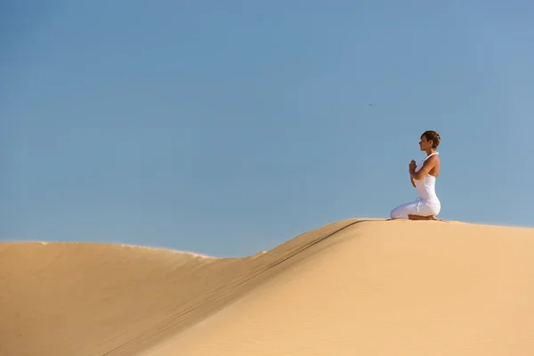 Meditação de ioga na praia, corpo feminino saudável em paz, mulher sentada relaxada na areia sobre belo pôr do sol do mar, menina calma desfrutando da natureza, estilo de vida de férias ativo, spa zen, conceito de bem-estar — Fotografia de Stock