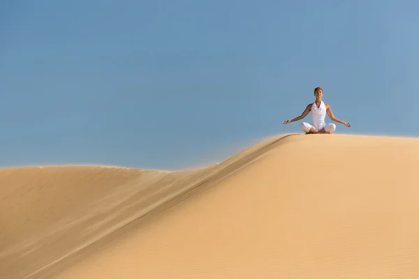 Meditação de ioga na praia, corpo feminino saudável em paz, mulher sentada relaxada na areia sobre belo pôr do sol do mar, menina calma desfrutando da natureza, estilo de vida de férias ativo, spa zen, conceito de bem-estar — Fotografia de Stock