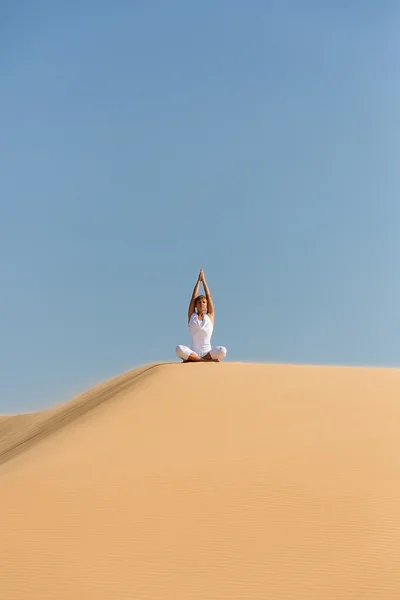 Meditație yoga pe plajă, corp feminin sănătos în pace, femeie relaxată pe nisip peste apus de soare frumos de mare, fată calmă care se bucură de natură, stil de viață activ de vacanță, spa zen, concept de wellness — Fotografie, imagine de stoc