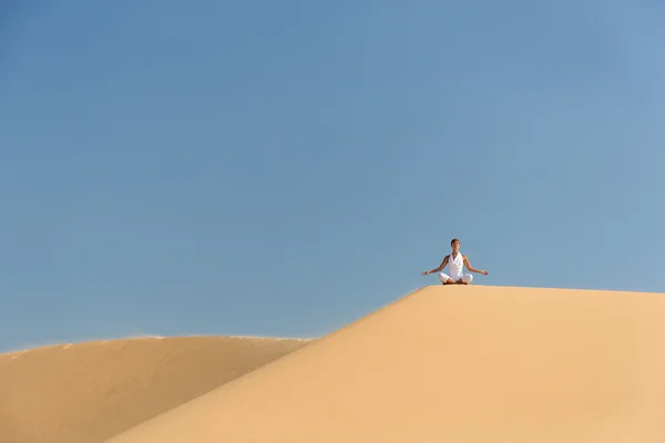 Jóga meditáció a tengerparton, a béke, egészséges női test nő ül enyhíteni a homok alatt a gyönyörű tengeri naplemente, nyugodt lány élvezi természet, aktív pihenés életmód, a zen spa wellness fogalma — Stock Fotó