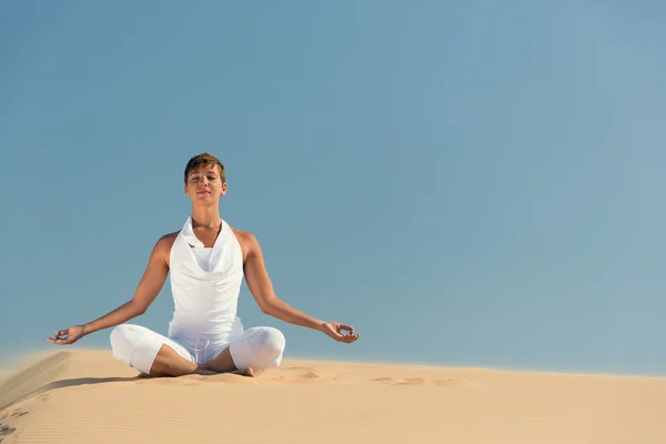 Yoga-Meditation am Strand, gesunder weiblicher Körper in Frieden, Frau sitzt entspannt auf Sand über schönem Sonnenuntergang am Meer, ruhiges Mädchen genießt die Natur, aktiver Urlaubslebensstil, Zen-Spa, Wellness-Konzept — Stockfoto