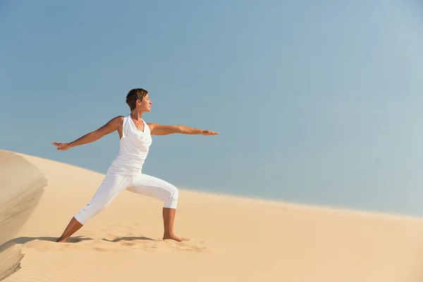 Yoga meditasyon plaj, huzurlu, sağlıklı kadın vücut rahat oturan kadın kum üzerinde güzel deniz günbatımı üzerinde sakin kız zevk doğa, aktif bir tatil yaşam tarzı, zen spa ve sağlıklı yaşam konsepti — Stok fotoğraf