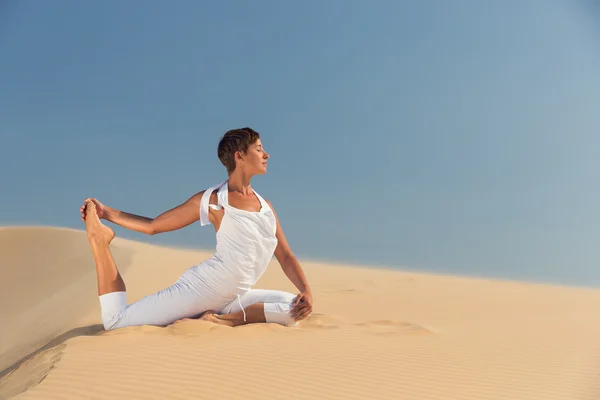 Yoga-meditasjon på stranden, sunn kvinnekropp i fred, kvinner som sitter avslappet på sand over vakker havsolnedgang, rolig jente som nyter naturen, aktiv ferielivet, spa, velværekonseptet – stockfoto