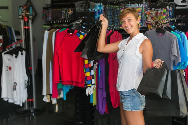 Belle femme souriante faisant du shopping dans un magasin de détail, femme achète dans le maillot de bain du magasin — Photo