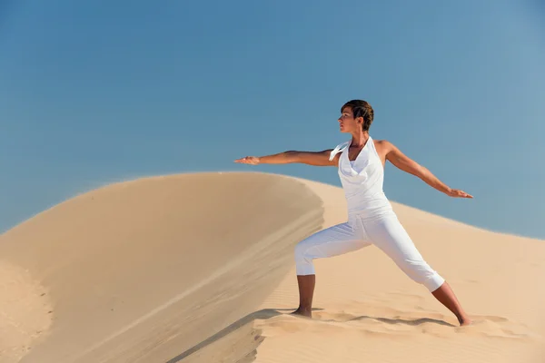 Yoga-meditasjon på stranden, sunn kvinnekropp i fred, kvinner som sitter avslappet på sand over vakker havsolnedgang, rolig jente som nyter naturen, aktiv ferielivet, spa, velværekonseptet – stockfoto