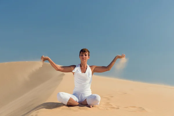Yoga-Meditation am Strand, gesunder weiblicher Körper in Frieden, Frau sitzt entspannt auf Sand über schönem Sonnenuntergang am Meer, ruhiges Mädchen genießt die Natur, aktiver Urlaubslebensstil, Zen-Spa, Wellness-Konzept — Stockfoto