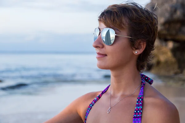 Вид сзади на красивую сексуальную девушку-серфера в бикини с белой доской для серфинга на пляже на закате или восходе солнца — стоковое фото