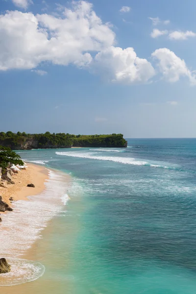 Vista de la hermosa playa donde la gente practica surf en el agua. ¡Bali! Balangan — Foto de Stock