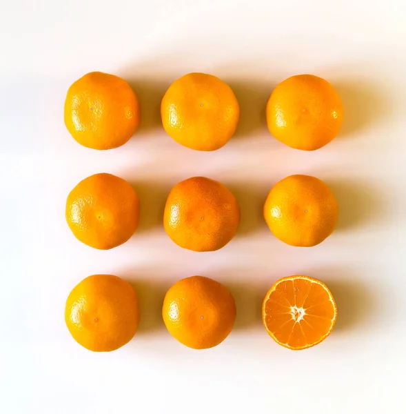 Mandarine ou mandarine agrumes sur fond blanc. Fruits entiers et coupés. Vue du dessus. — Photo