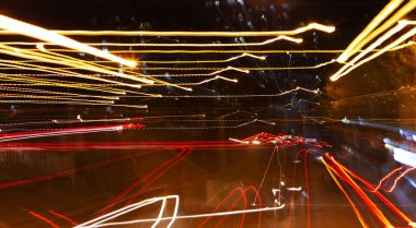 Işık izli soyut şehir arkaplanı. Yeni teknoloji kavramı.