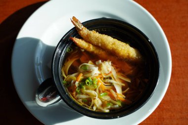 Restoranda karidesli Tayland eriştesi çorbası