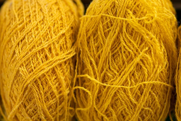 Madejas de hilados amarillos en forma detallada — Foto de Stock