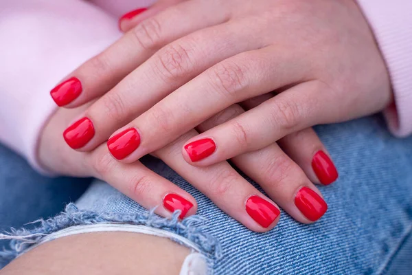Manicure czerwone paznokcie womans ręka — Zdjęcie stockowe
