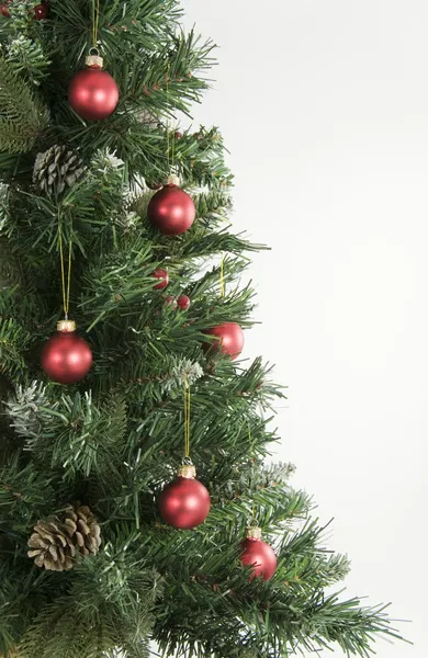 Albero di Natale e decorazioni rosse — Foto Stock
