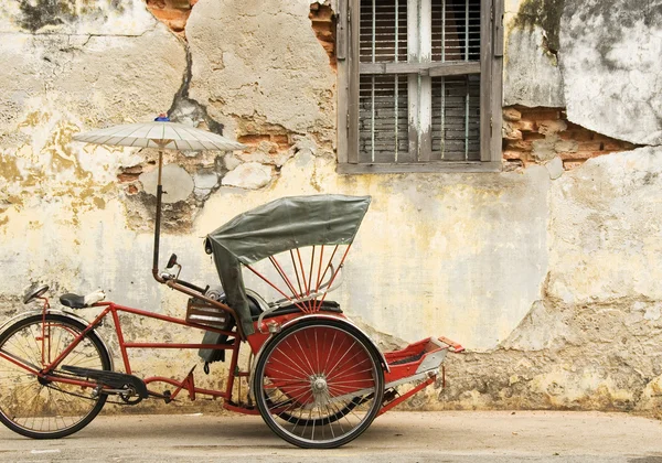Eski kırmızı trishaw, george town, penang — Stok fotoğraf