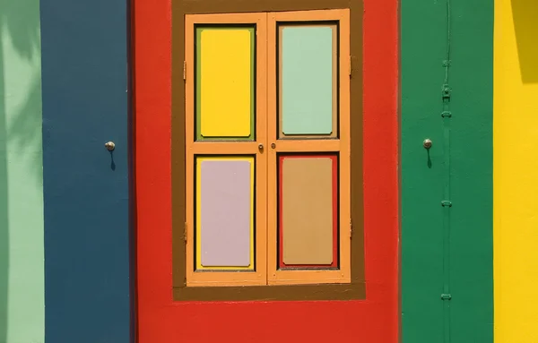 Janelas coloridas, Singapura — Fotografia de Stock