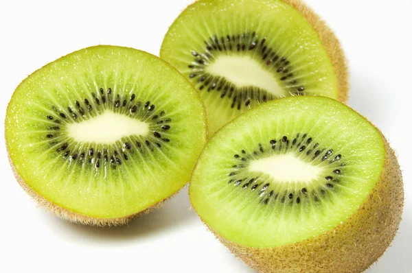 Kiwi frutas no fundo branco — Fotografia de Stock